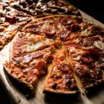 Ontdek de beste pizza hotspots in Amsterdam voor authentieke smaken en een gezellige sfeer